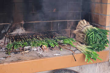 Calçotada a la brasa en la barbacoa