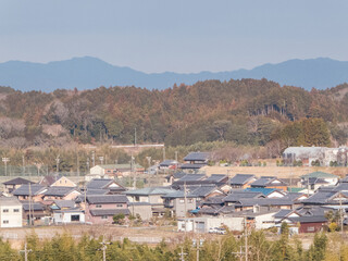 日本の山に囲まれた集落の冬