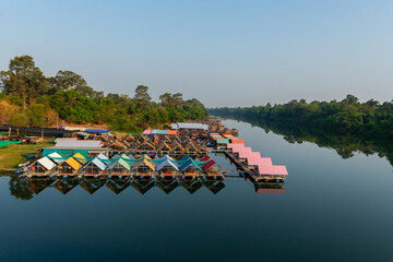 Fresh atmosphere along the river, there are rafts for relaxation, ecotourism, vacation...