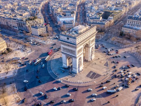 Arc de Triomphe aerial panorama from the side