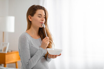 Pregnant woman eating from a bowl - 772179443