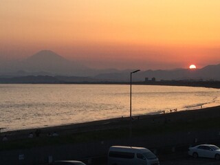 湘南海岸と夕日と富士山