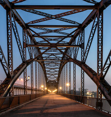 Obraz premium Bogenbrücke am Abend