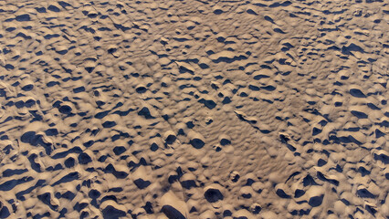 Idyllischer Strandparadies: Luftaufnahme eines leeren Strandes mit Palmen und Mittelmeer