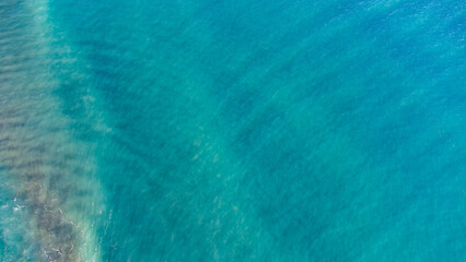 Meereswellen von Oben: Luftaufnahmen des Meeres mit Wellen - obrazy, fototapety, plakaty