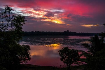 Fototapeta na wymiar Vibrant sunset, featuring hues of pink and purple in Sri Lanka