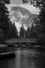 Photo sur Plexiglas Half Dome Greyscale shot of the Sentinal Bridge with the Half Dome batholith in the background, Yosemite