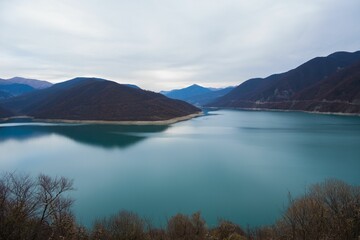 Naklejka premium Scenic view of Zhinvalskoe Reservoir, Georgia on a cloudy day