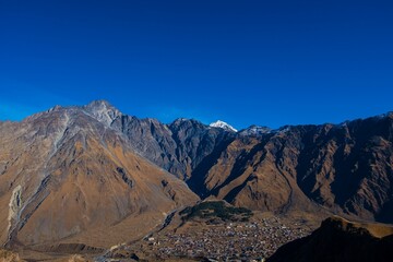 Obraz premium Stunning view of the majestic Kazbegi mountain in Georgia, located in the Mtskheta-Mtianeti region