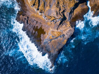 Aerial view of the stunning East Coast shoreline cliffs of O'ahu, Hawaii - obrazy, fototapety, plakaty
