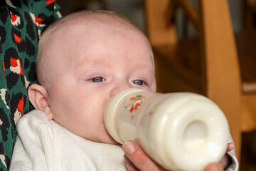bébé buvant son biberon de lait