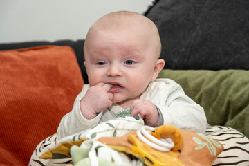 bébé faisant ses dents avec les doigts dans la bouche