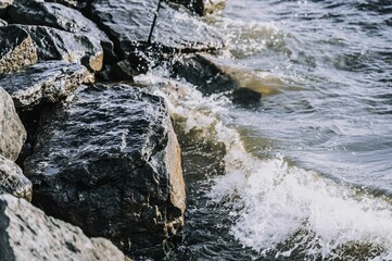 Scenic view of the ocean shoreline featuring splashing waves at the rocks