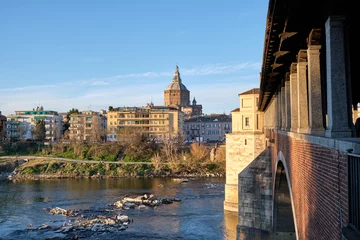 Photo sur Plexiglas Ponte Vecchio Pavia, Italy April 2023. Ponte Coperto (covered bridge) or the Ponte Vecchio a stone arch bridge over the Ticino River.