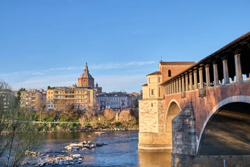 Cercles muraux Ponte Vecchio Pavia, Italy April 2023. Ponte Coperto (covered bridge) or the Ponte Vecchio a stone arch bridge over the Ticino River.