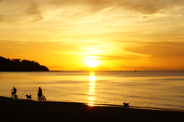 Fototapeta premium Silhouette of a people on the beach