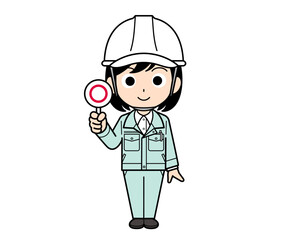 まる札を持つ現場監督の女性