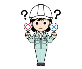 まるバツ札を持つ現場監督の女性