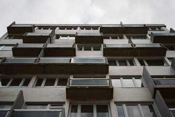 Building vu d'en bas en Belgique - Europe - balcons et fenêtres