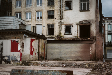 Travaux de démolition en ville - maisons abandonnées
