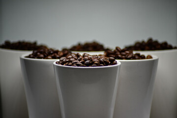 Perfekt gebräunte Kaffeebohnen in Tassen