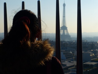 Femme regardant la Tour Eiffel