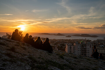 Jeunes gens admirent le couché de soleil sur la mer méditerranée à Marseille en France