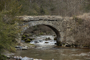 Pont en pierre, Parc naturel régional du Vercors, site protégé du cirque d'Archiane, 26, Drome, France