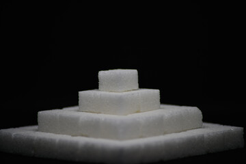 Eine Zuckerpyramide auf schwarzen Hintergrund