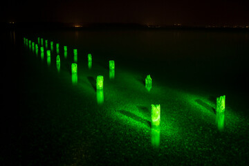 Verfallener Holzsteg am Starnberger See grün angeleuchtet 