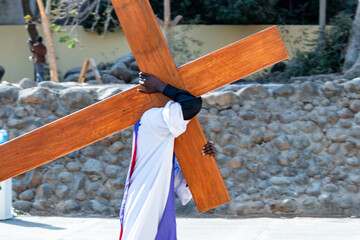 Le portement de la croix par un religieux lors du vendredi saint à Dakar au Sénégal en Afrique
