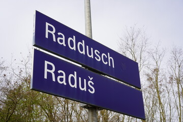 Die Bahnhofsschilder von Raddusch auf Deutsch und Sorbisch
