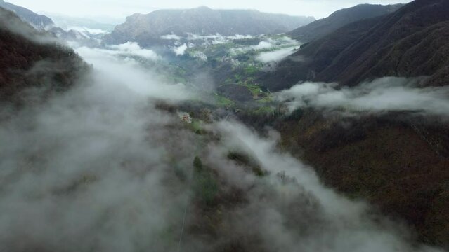 Paisajes de montaña en las alturas que son nubes de algodón en la naturaleza con un dron. 