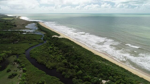 Aerial view of Riacho Doce Beach, Ita&uacute;nas State Park - Concei&ccedil;&atilde;o da Barra, Esp&iacute;rito Santo, Brazil