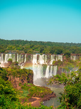 Contempla con asombro la grandeza majestuosa de las Cataratas del Iguazú, un testimonio del poder crudo de la Tierr