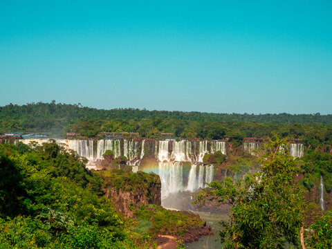 Experimenta la emoción estimulante de presenciar las Cataratas del Iguazú, la obra maestra definitiva de la naturaleza