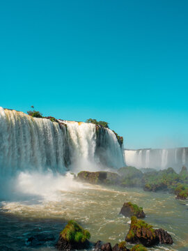Escapa al mundo natural de las Cataratas del Iguazú, donde cada cascada cuenta una historia de belleza y fuerza.
