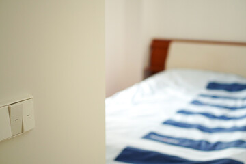 モダンでシンプルな布団が置かれた寝室　