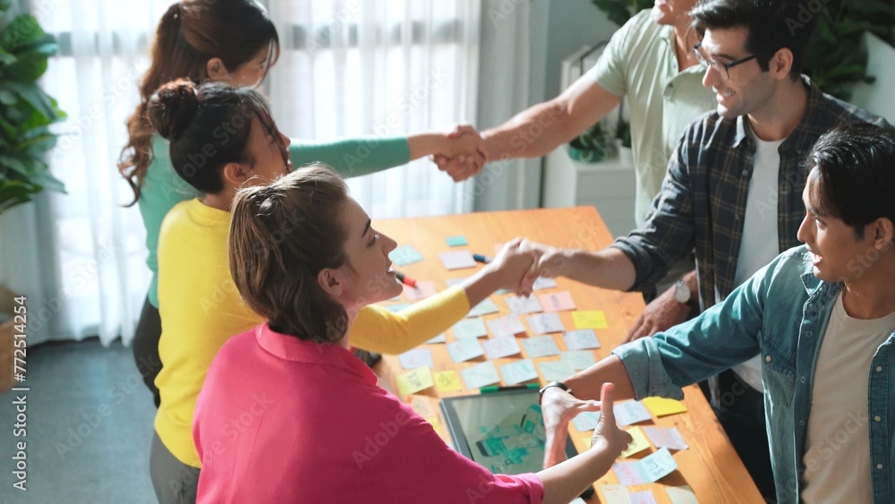 Poster top down view of smart business people shaking hands and making a contract. aerial view of architect