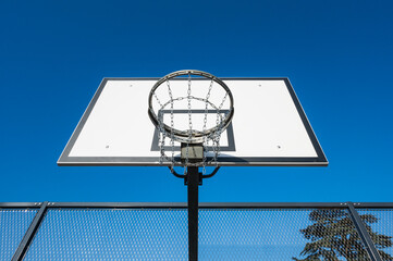 panier et tableau de basket-ball à l'extérieur, avec ciel bleu