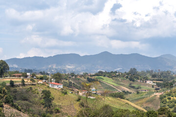 Obraz premium landscape of the mountains and farms of marinilla in colombia with a view of agriculture and livestock farming