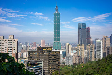 Fototapeta premium Majestic Taipei 101 Towers Over the Bustling City, Clear Day in Taipei