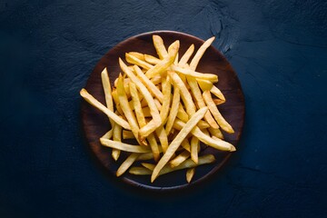 Crispy freshly cooked french fries ready for immediate consumption - obrazy, fototapety, plakaty