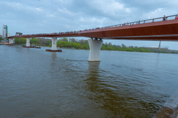 Most pieszo rowerowy, kładka nad rzeką Wisłą. Nowo otwarty most w Warszawie, łączący Śródmieście z Pragą. - obrazy, fototapety, plakaty