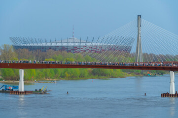Most pieszo rowerowy, kładka nad rzeką Wisłą. Nowo otwarty most w Warszawie, łączący...