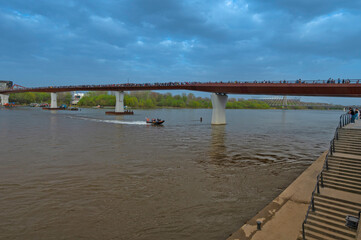 Fototapeta na wymiar Most pieszo rowerowy, kładka nad rzeką Wisłą. Nowo otwarty most w Warszawie, łączący Śródmieście z Pragą.