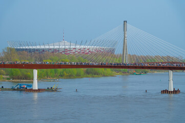 Most pieszo-rowerowy nad rzeką Wisłą, nowo otwarty w Warszawie, łączący Śródmieście z...