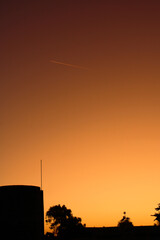 Atardecer anaranjado con una estrella fugaz 