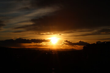Atardecer con el sol entre las nubes