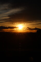 Atardecer con el sol entre las nubes